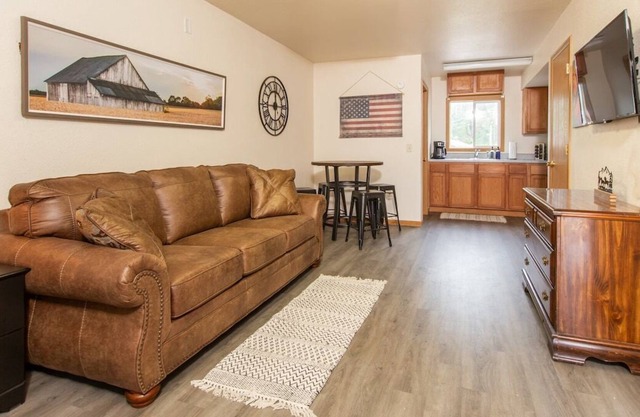 *Cliff View Apts #2*King Bed*Private Balcony*