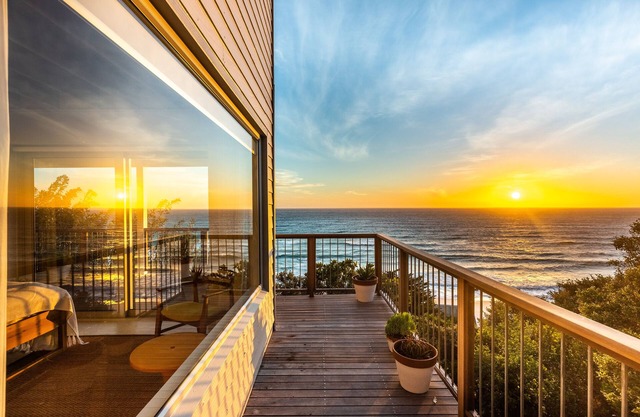 Cliffhanger Misty Cliffs: 3 bedrooms, 2.5 bath Beachfront Luxury Beach Bungalo