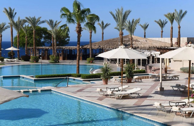 Cliffside Family Resort | 4 Relaxing Rooms, Beach, Pools & All-Day Fun