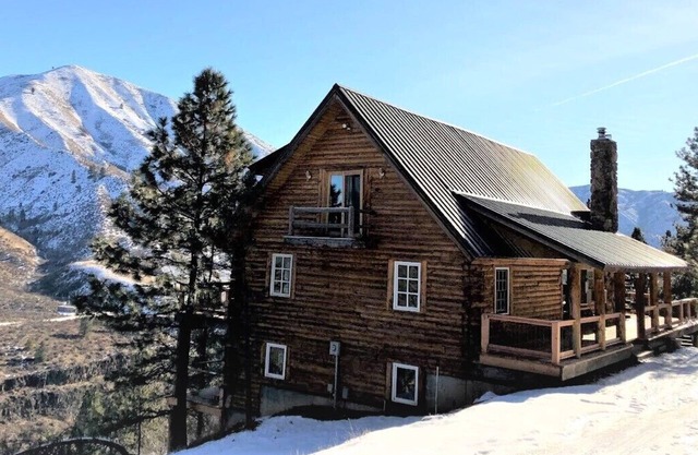 Cliffside Log Cabin w/ Large Deck for Enjoying Spectacular Views & Wildlife