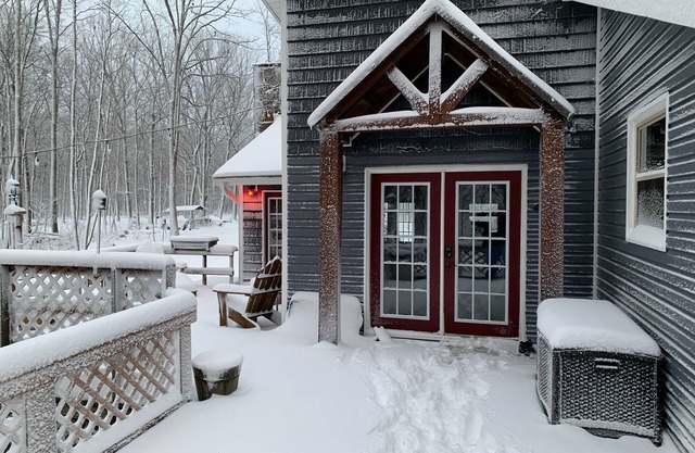 Clifftops cabin with access to lake, bluff views, Sewanee