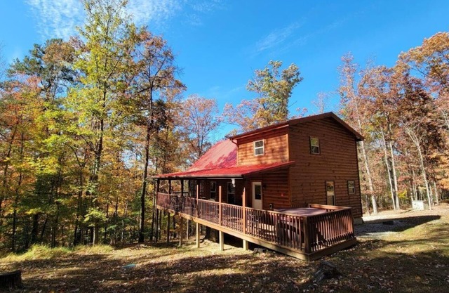 Cliffview Resort Cabin with Hot Tub, Wi-Fi, Awesome Screened Porch, Gas Grill.