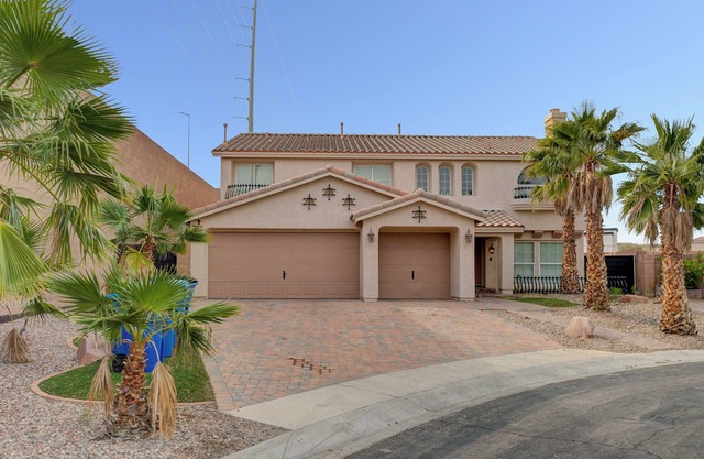 Close to Airport, Stadium, and Strip. Villa with Amazing Pool and BBQ/Bar Area