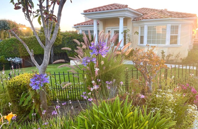 CLOSE TO BEACH & RESTAURANTS, large backyard & barbeque for family fun! Sleeps 8