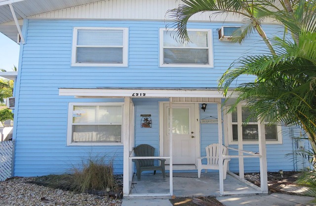 Close to beach, trolley, shops and restaurants!