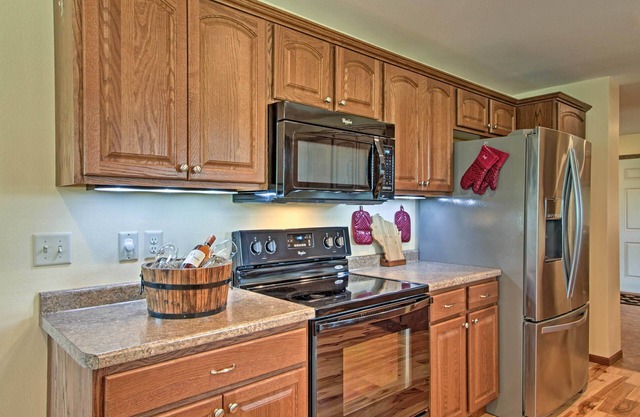 CLOSE TO CASTLE ROCK LAKE AND WI DELLS! GREAT FOR GROUPS OR MULTIPLE FAMILIES