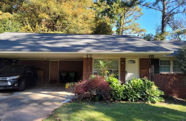 CLOSE to CDC, VA & EMORY Private Room with Shared bath bath