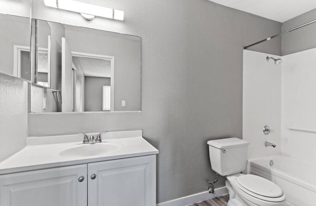 CLOSE TO DOWNTOWN & EASY ACCESS TO THE FREEWAY, STOP BY TODAY & ENJOY YOUR STAY.