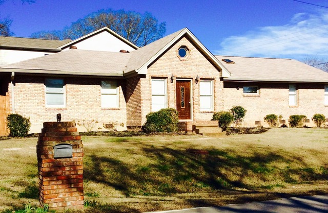 Close to Downtown/West End. Beautiful house private driveway. 4 BR. Sleep 9