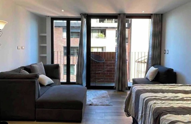 Close to exclusive shopping centers! Modern apartment Airali Zona 10