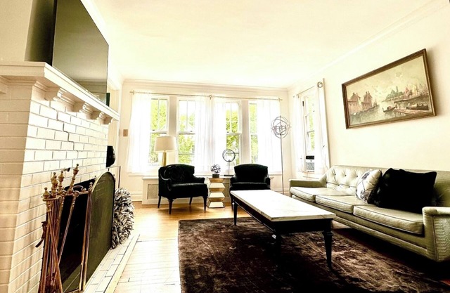 Close to Northwestern U + Chicago + Beach + Restaurants + Train