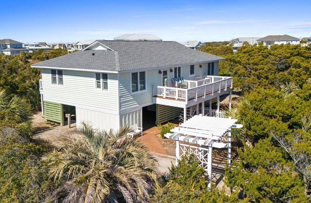 Close to Ocean, 4 Bedrooms + Both Clubs!