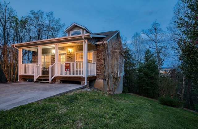 Close to Pigeon Forge one story City Night time Views-Hot tub-Foosball table