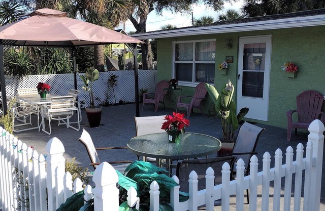 Close to Sponge docks,private separate entrance, in the heart of Tarpon Spring!