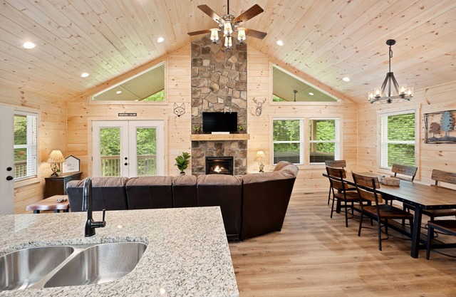 Close to Town, Private, Hot Tub, Fireplace, Fire Pit