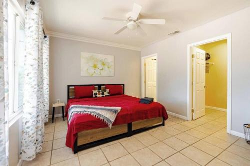 Close to UCR campus! Free parking! King beds!