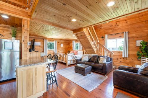 Cloud 9 Cabin with an indoor pool hot tub & fire pit