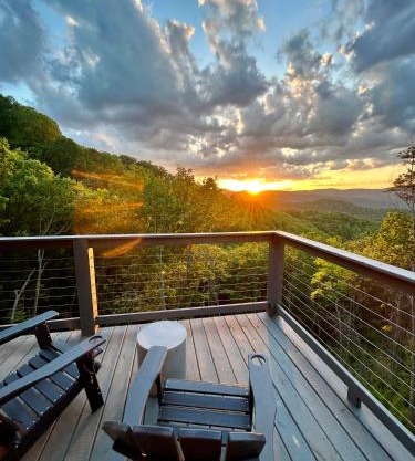 Cloudchaser Cabin, Private, New Cabin, 2 Kings, Cozy, Modern, Hot Tub, View, Theater