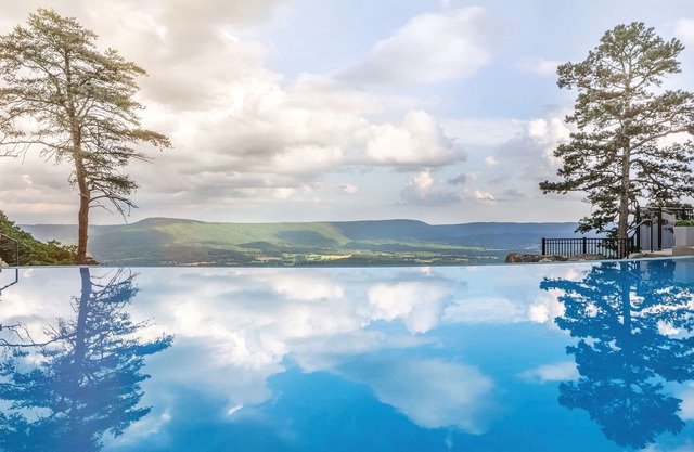 Cloudland at McLemore Resort Lookout Mountain, Curio by Hilton