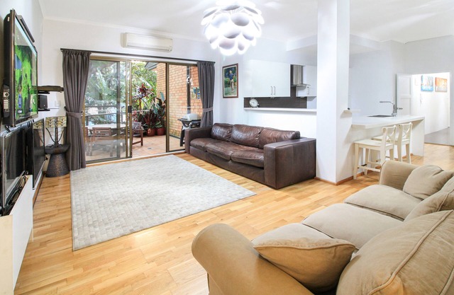 CLOVELLY-PETS WELCOME-LIFESTYLE-BEACHES-PARKS-HEATED POOL-200SQM YARD-BUS-CAFES