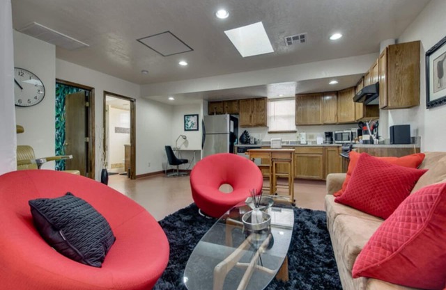 [CLR 18]Sunny Midtown 10 Window One bedroom Apartment, In the Hipster epicenter of OKC.