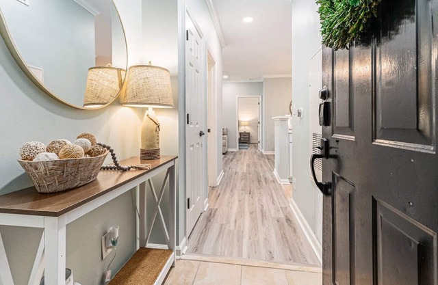 Coastal Calm Retreat: 2br/2ba Mount Pleasant Condo