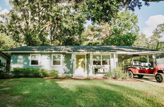 Coastal Charm - close to the beach & downtown Ocean Springs! With golf cart!