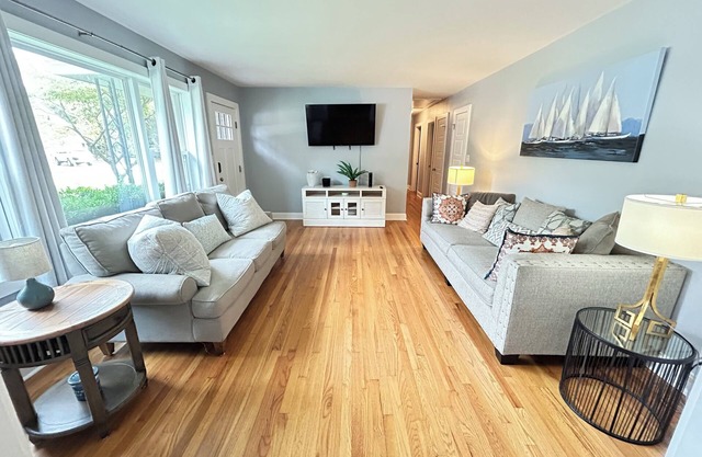 Coastal Comfort in Charleston - Family + Pet Friendly - Central Location