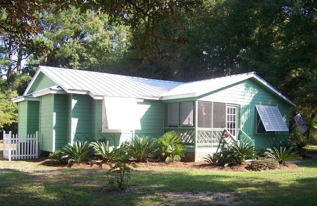 COASTAL COTTAGE, CLOSE TO BEACH, PETS OK, FREE PIER PARKING, WI-FI, BRING LINENS