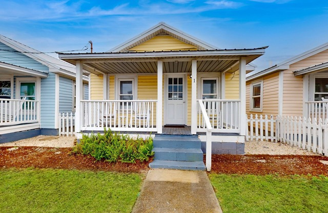 Coastal cottage with short walk to the beach and fishing pier