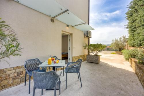 Coastal Countryside Oasis Apartment Deni - Happy Rentals