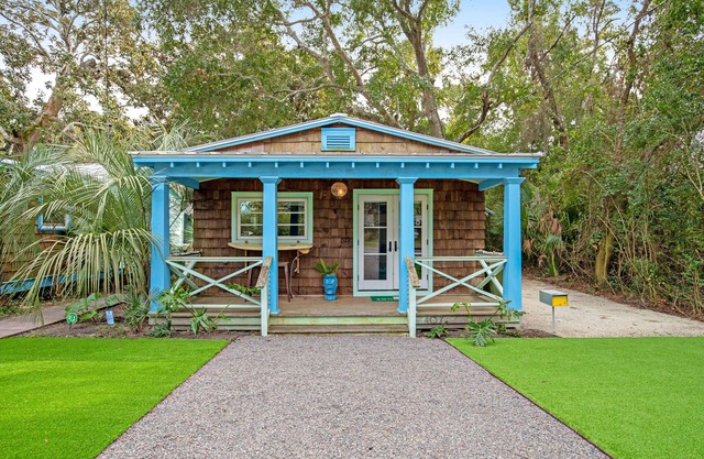 Coastal dog-friendly retreat near the beach with yard access and WiFi