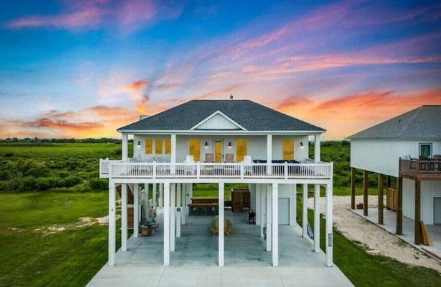 Coastal Family Escape: Pets Welcome-Deck-Games-Outdoor Shower-Easy Beach Access