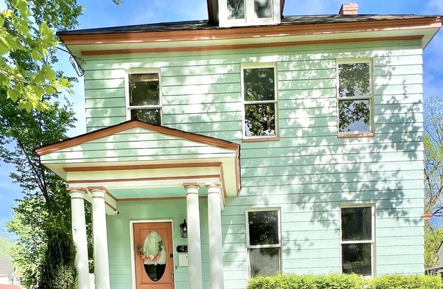 Coastal family sized! Central to attractions! Long term ask for rate. Workspace