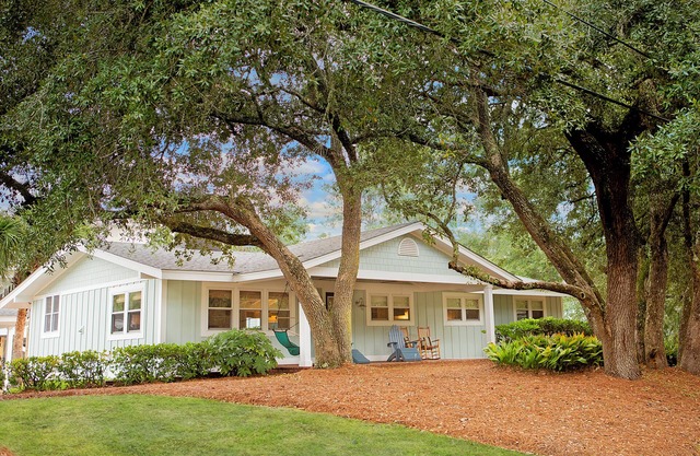 Coastal haven for groups, walk to beach, large deck, beach gear, kid friendly