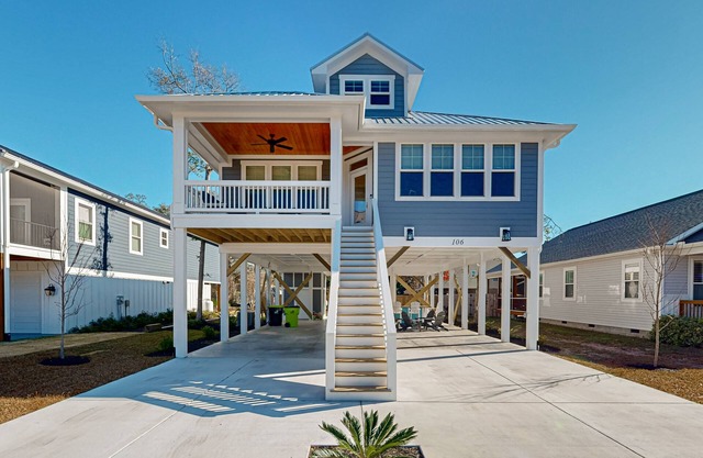Coastal home with large deck, close to beach and local attractions