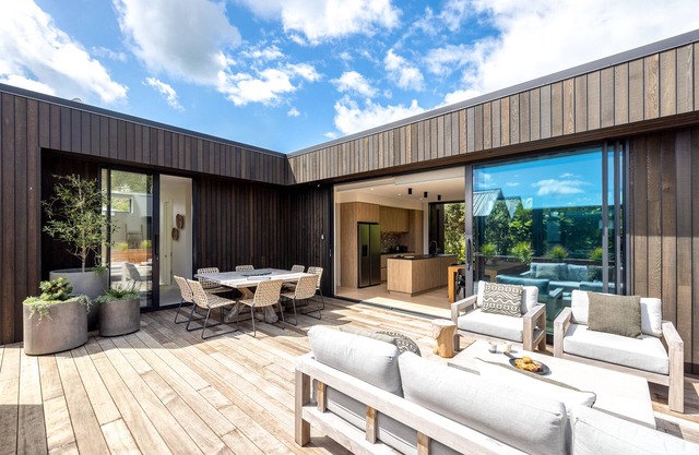 Coastal living with a hot tub and just 100 metres from Onetangi Beach