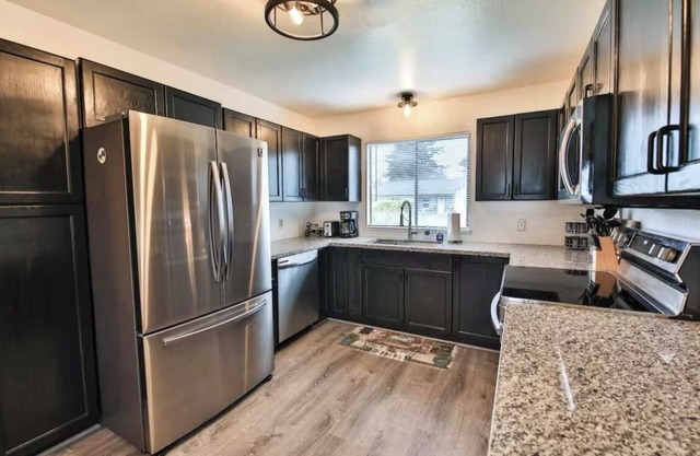 Coastal & Redwood Bungalow! 1 mile from the ocean, minutes from redwoods!