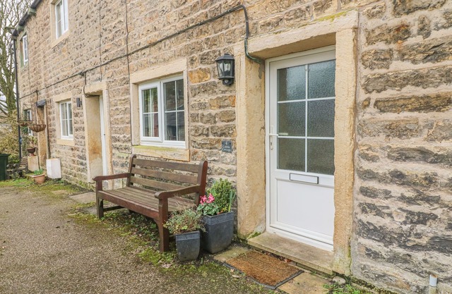 COBBLE COTTAGE, pet friendly, with open fire in Low Bentham