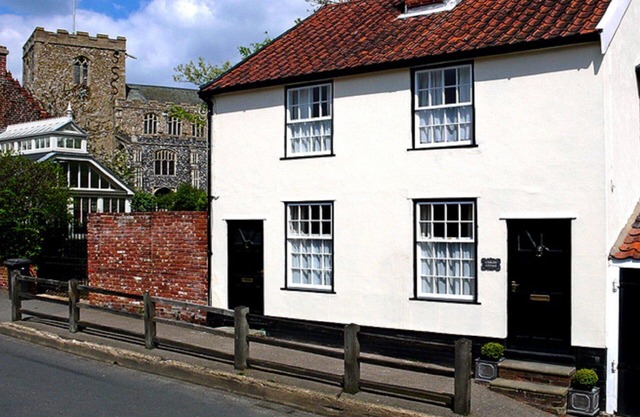 Cobblers Cottage in pretty, historic, Suffolk village with beach hut