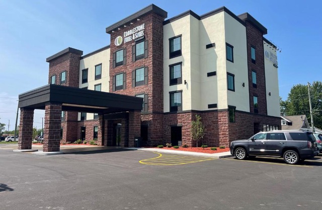 Cobblestone Hotel & Suites - Little Chute