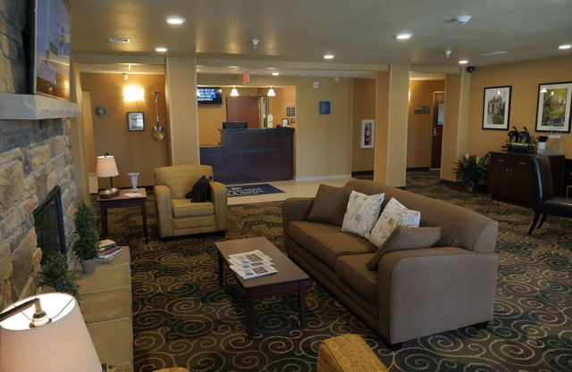 Cobblestone Inn & Suites - Winterset, IA