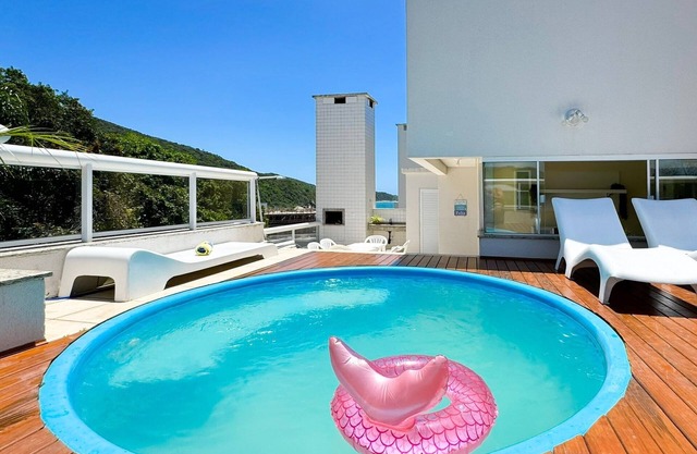 Cobertura com Piscina na praia de Bombas - BOM003