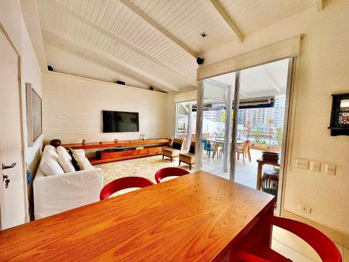 Cobertura com piscina e churrasqueira, 200m da praia, 3 dormitórios para até 6 hóspedes