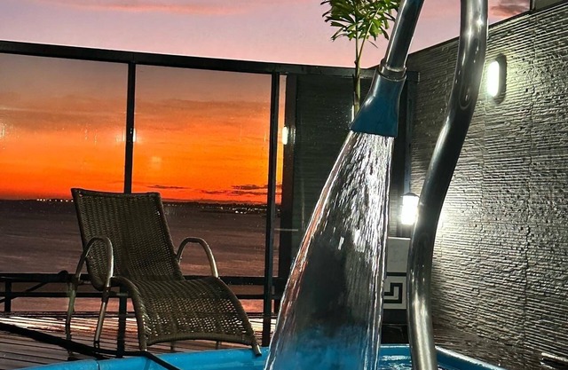 Cobertura de luxo de frente à Praia do Morro, 4 qts, churrasq, piscina, sauna