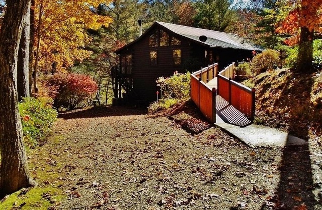 Cobra6-wheelchair friendly 3 BR/2.5B A cabin deep in forest - tranquil/private