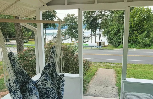 Coconut Cottage 2 Bedroom on Lake Chatuge!