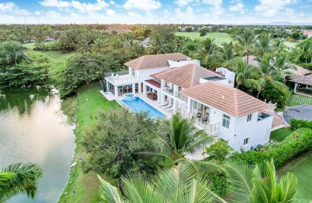 Cocotal Mansion: Two villas ideal for groups with pools, Jacuzzi & full staff
