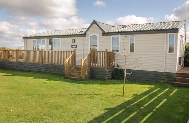 COED LLAI LODGE, pet friendly, with a garden in Trearddur Bay