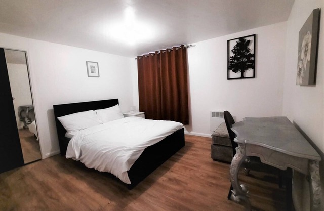 Colchester 3-Beds, Sleeps 5 with Parking & WiFi